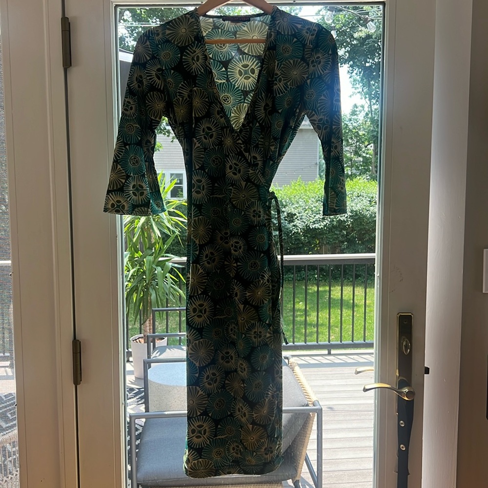 Flattering vintage polyester wrap dress.